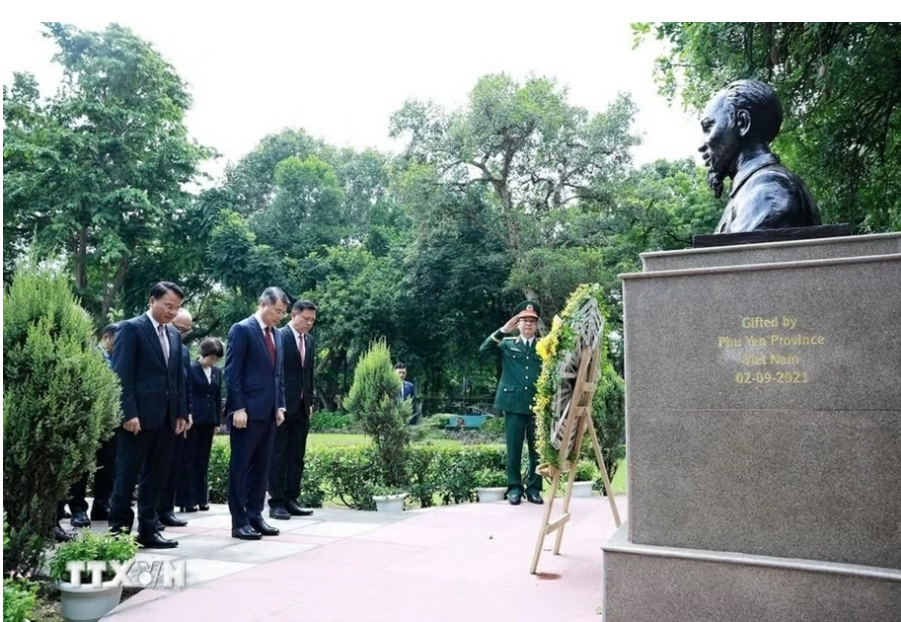 Thủ tướng Lê Minh Hưng dâng hoa tại Tượng Chủ tịch Hồ Chí Minh ở New Delhi